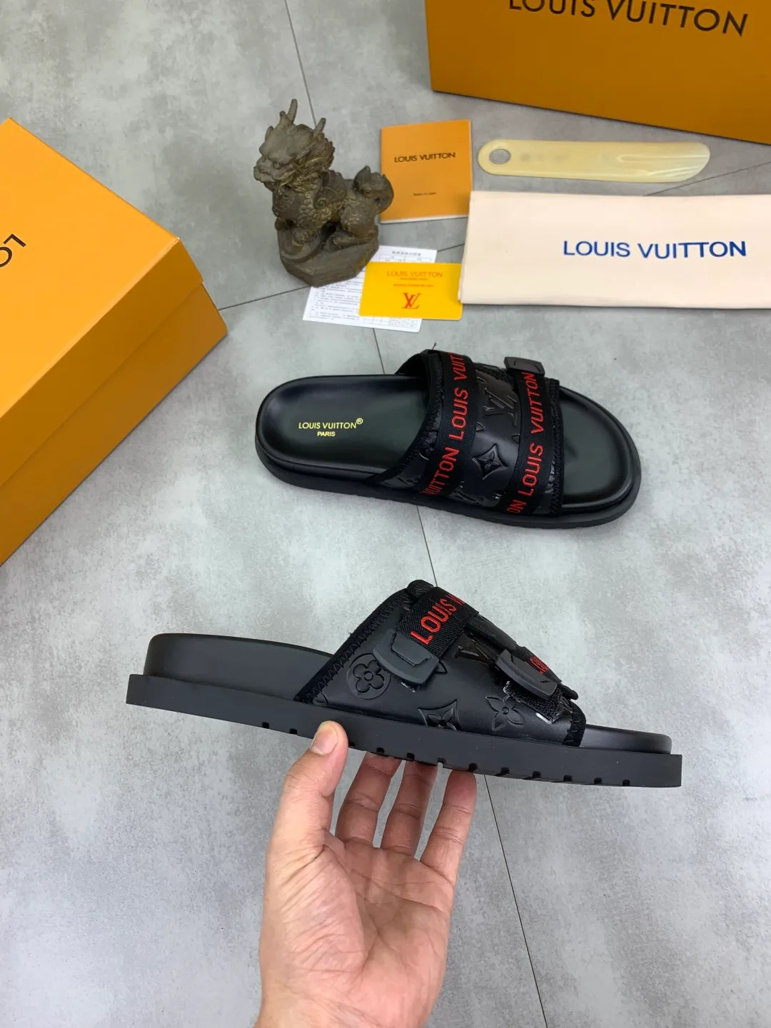 Men's shoes 💰P320💰【New style】🆘 Original quality 【LOUIS VUITTON】The popular Louis Vuitton LV men's slippers on the official website are on sale simultaneously! Original fabric imported from Italy, original factory special supply, code number: 38-44 (45 customized), many colors available